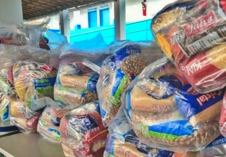 Estudantes de Pombos recebem kits da merenda escolar