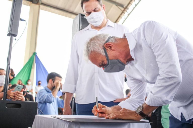 Paulo Roberto e Paulo Câmara assinam convênios para investimentos em Vitória de Santo Antão