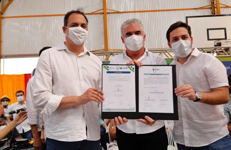 Em Pombos, Paulo Câmara inaugurou Quadra e anunciou obra na PE-058