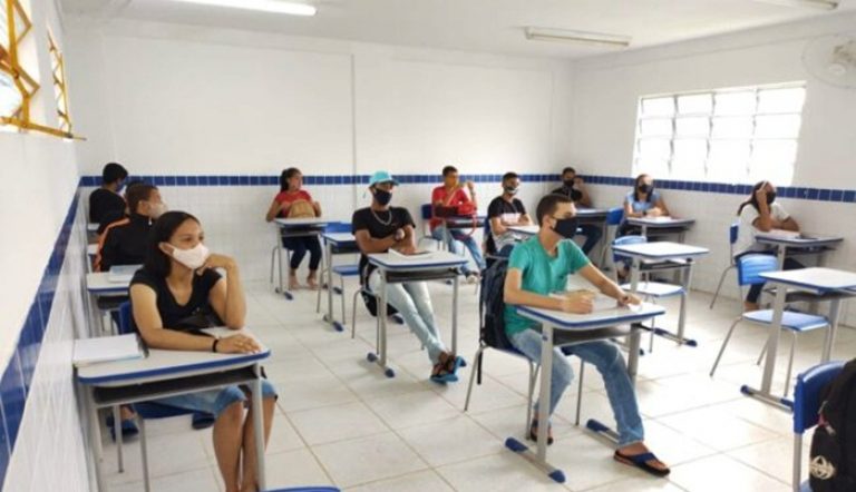 Com ampliação da vacinação, Escada retoma as aulas presenciais
