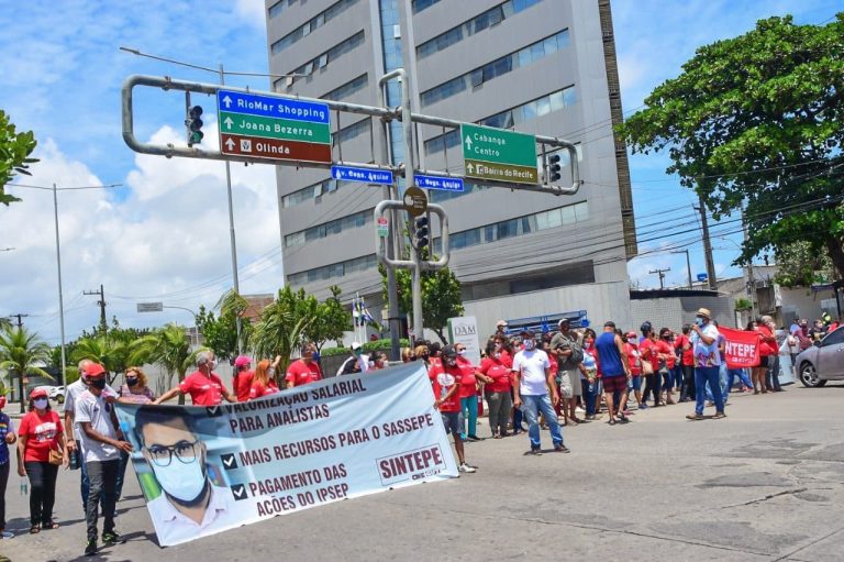 Sintepe fez ato pela valorização dos aposentados em frente à Secretaria de Administração de PE