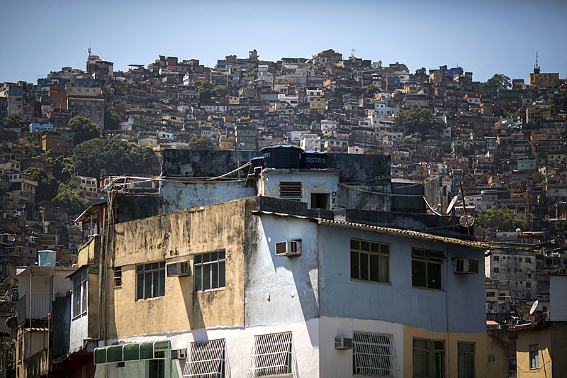 Favelas brasileiras cresceram o equivalente a 95 mil campos de futebol nos últimos 36 anos