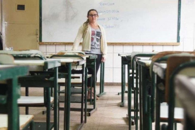Quase metade dos professores pensa em deixar a carreira, diz pesquisa