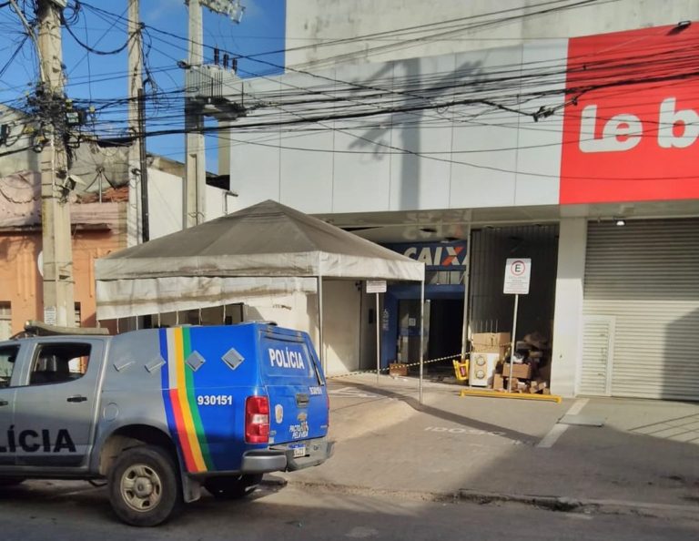 Área dos caixas eletrônicos da Caixa de Vitória é danificada por explosão criminosa