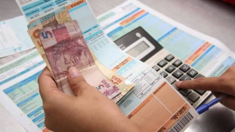 IPEC: 46% dos brasileiros gastam mais da metade da renda em contas de luz e gás