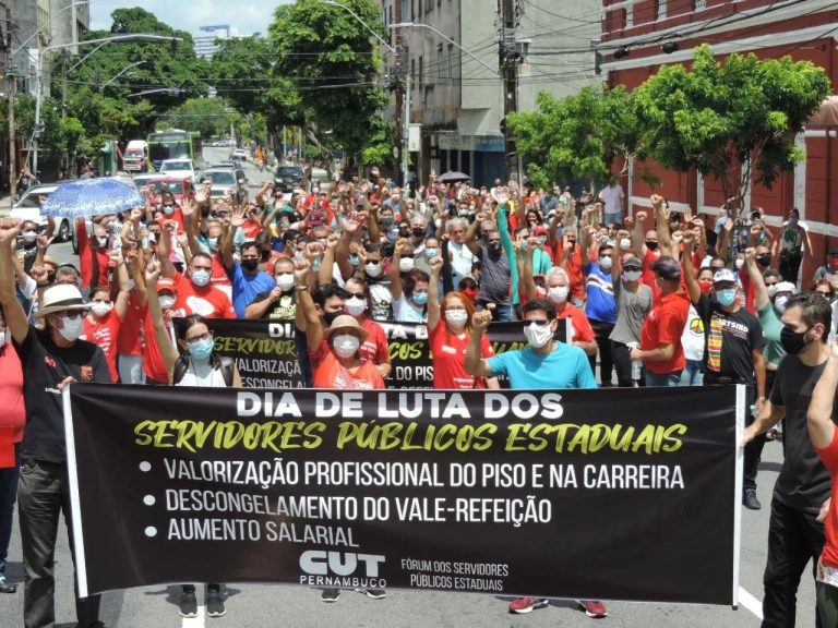 “Piso e Carreira: a luta nos garantiu!”, lembra Sintepe