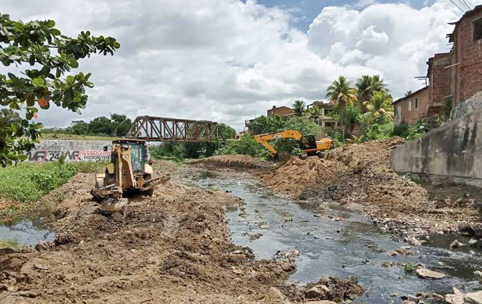 Prefeitura da Vitória de Santo Antão realiza ações de limpeza e desobstrução no Rio Itapacurá