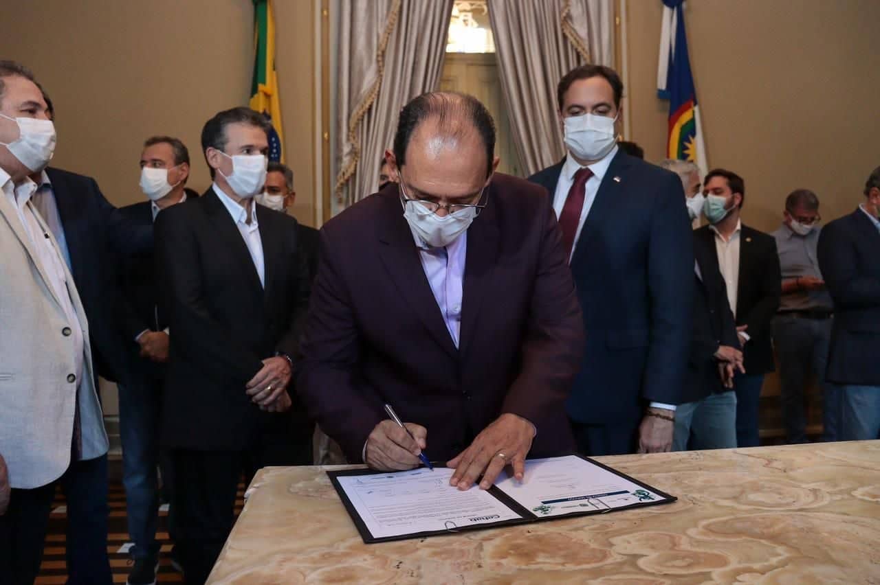 Prefeito em exercício de Vitória, Edmo Neves e o governador assinam ordem de serviço