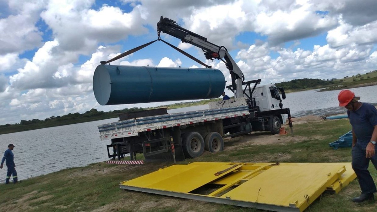 COMPESA instala novo flutuante para levar mais segurança hídrica para Limoeiro