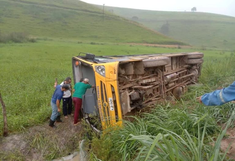 Ônibus escolar tomba em Pombos após desviar de motocicleta