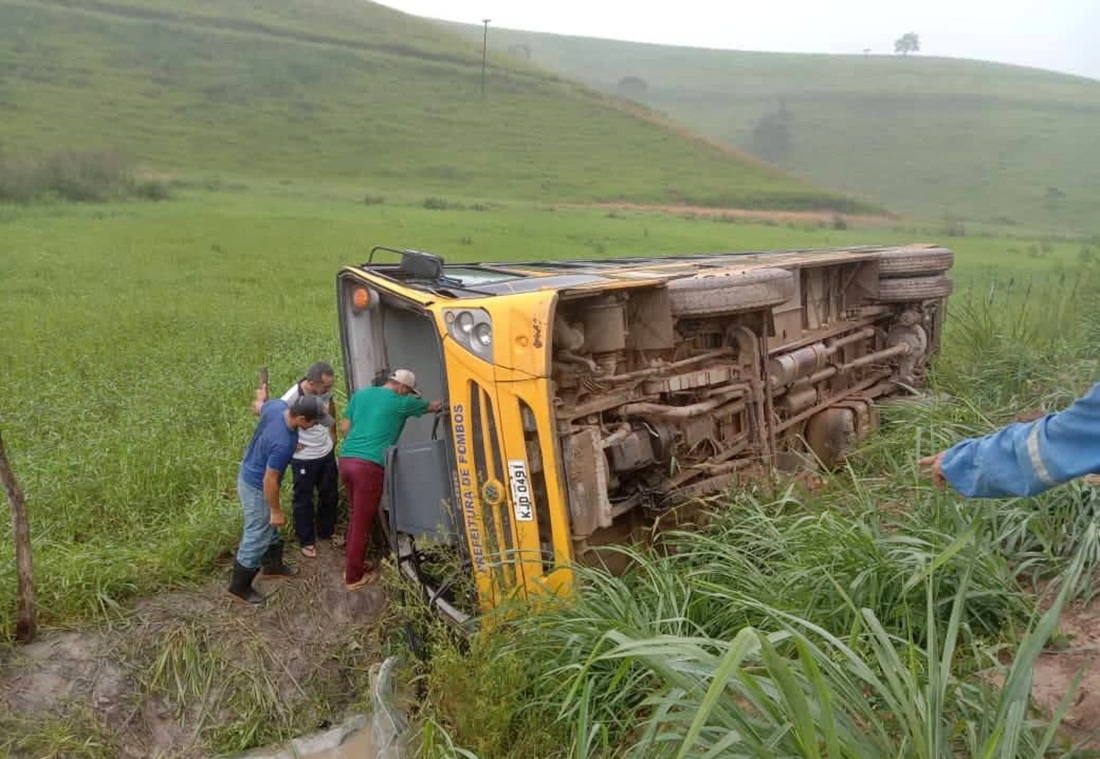 Ônibus escolar tomba em Pombos após desviar de motocicleta
