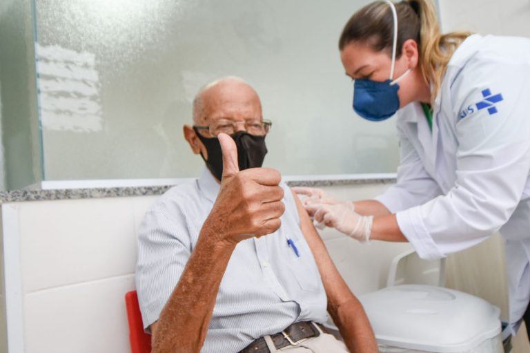 Pernambuco começa a aplicação da quarta dose para idosos a partir de 65 anos