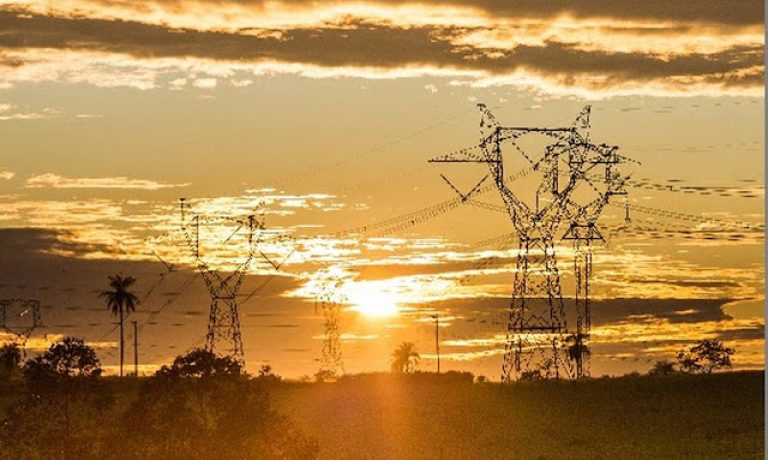 Bolsonaro anuncia fim de taxa extra na conta de luz, que terá redução de preços a partir do dia 16