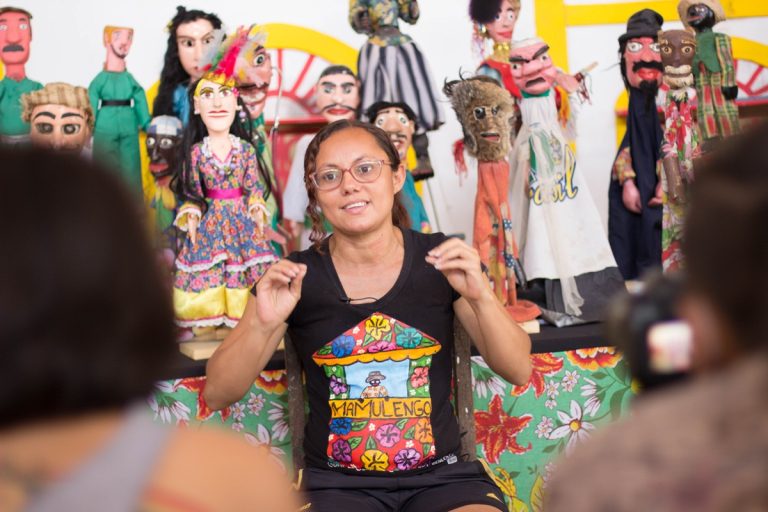 Curta exibe arte do mamulengo por Mestra Titinha