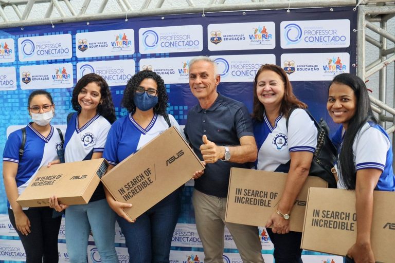 Professor Conectado: Secretaria de Educação da Vitória inicia entrega de notebooks para professores