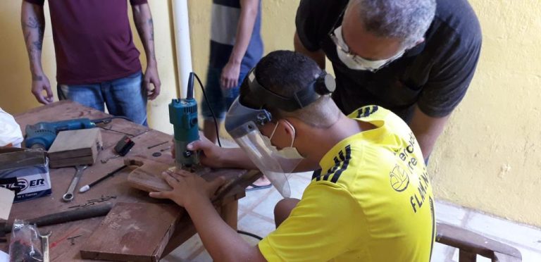 Adolescentes dos Cases aprendem a fazer artesanato com sucatas