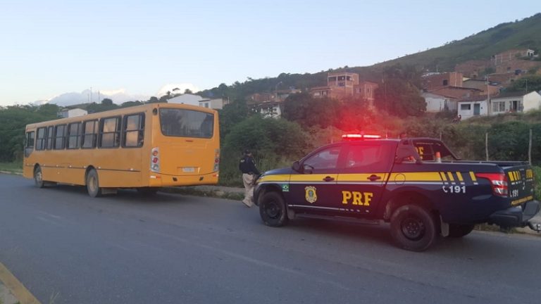 Ônibus que transportava estudantes de forma irregular é recolhido pela PRF em Pombos