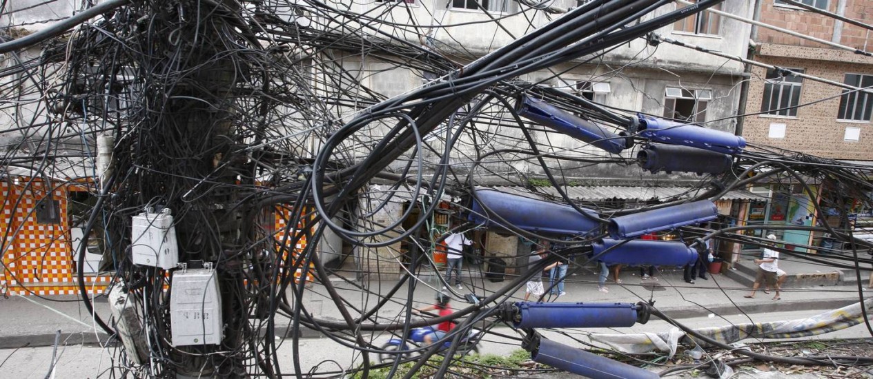 Plano prevê reduzir bagunça de fios nos postes de energia das cidades
