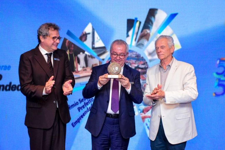 Prefeito de Gravatá é premiado pelo SEBRAE-PE