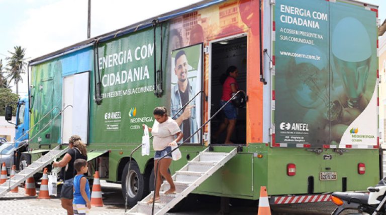 Clientes Neoenergia recebem lâmpadas de graça em Pombos