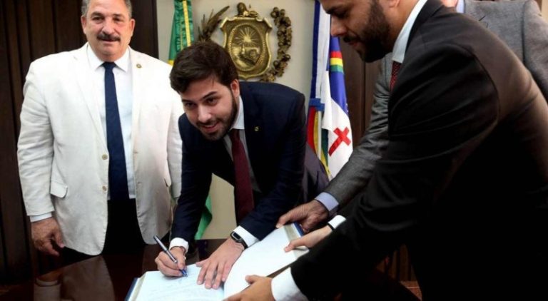 Victor se torna o mais jovem parlamentar a assumir comando da Alepe
