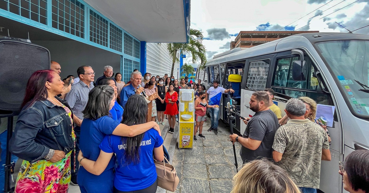 Prefeitura da Vitória faz entrega de ônibus com acessibilidade e de lavatórios para as escolas