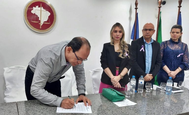 Vice-prefeito de Vitória assina Pacto de Enfrentamento à Violência contra a Mulher