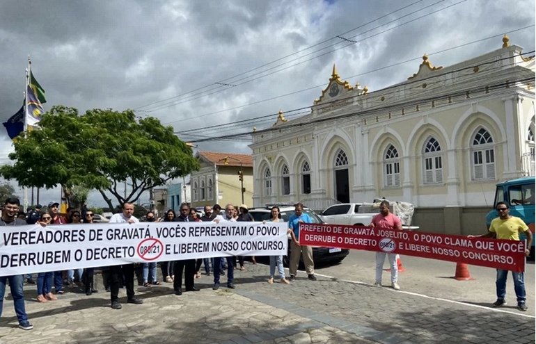 Protesto pediu derrubada de Decreto que impede convocação de aprovados em Gravatá