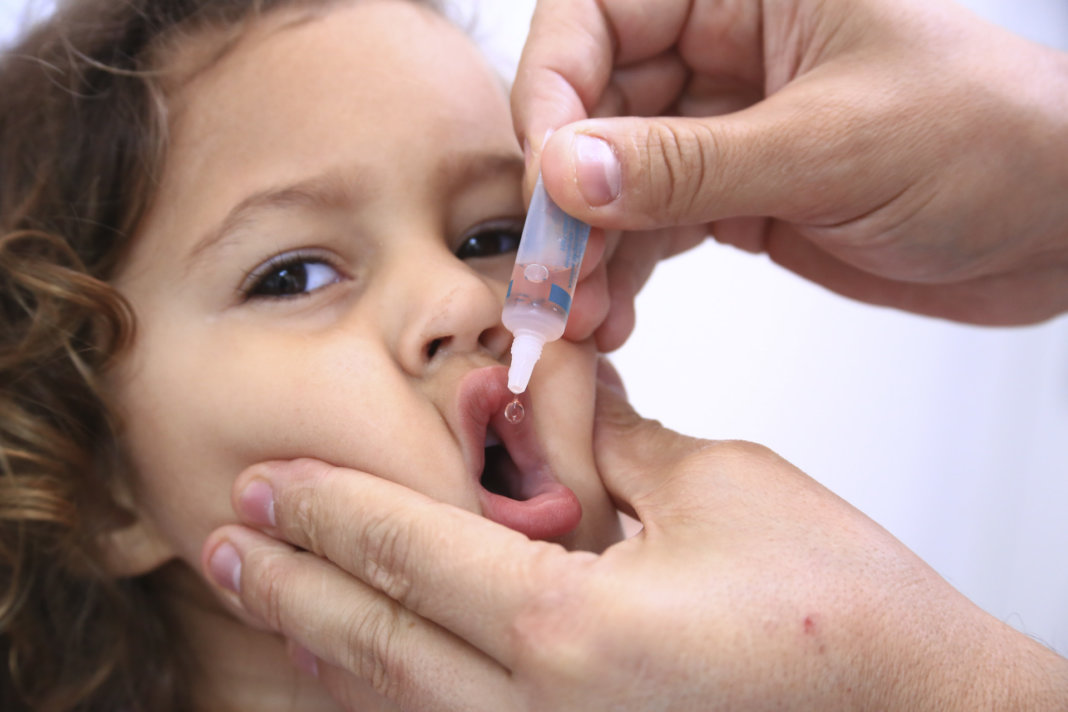 Campanha nacional para vacinar crianças e adolescentes contra pólio e outras doenças segue até 9 de setembro