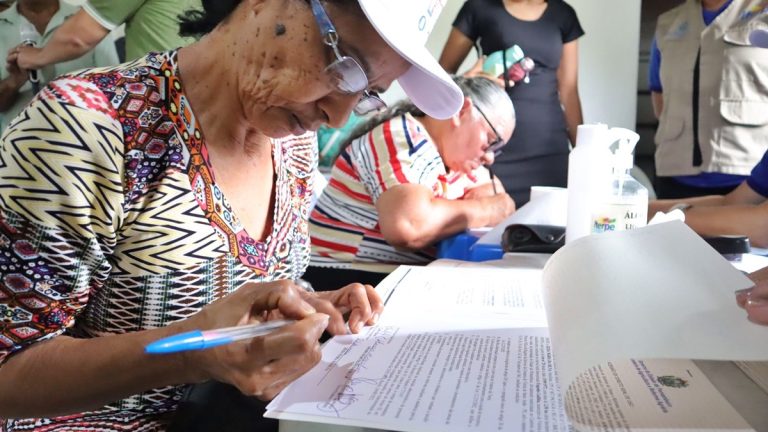 Agricultoras de Galiléia, em Vitória, são contempladas com escrituras públicas