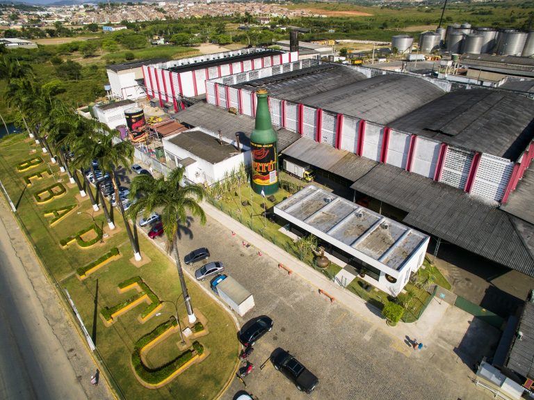 Dia Nacional da Cachaça, a bebida que é símbolo de resistência do Brasil