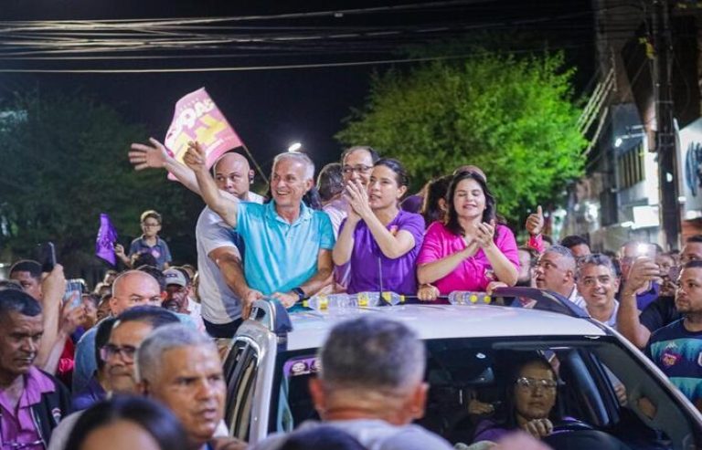 Raquel Lyra foi recebida por multidão durante caminhada em Vitória de Santo Antão