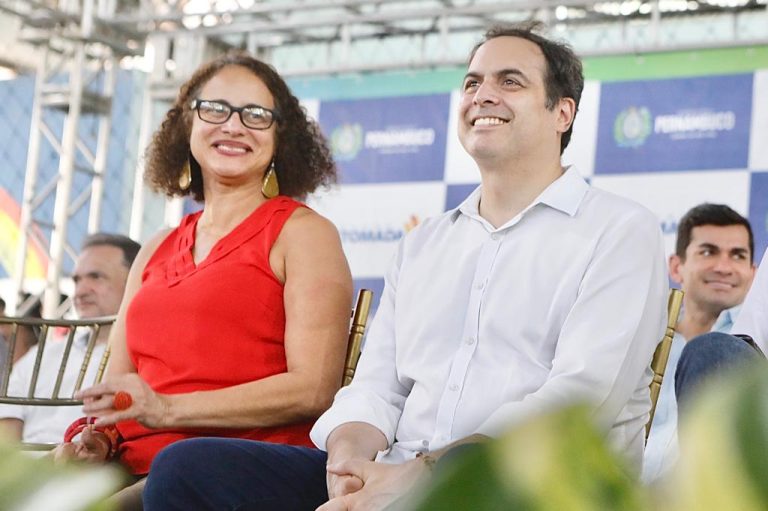 Paulo Câmara transmite comando do Governo de PE para Luciana Santos