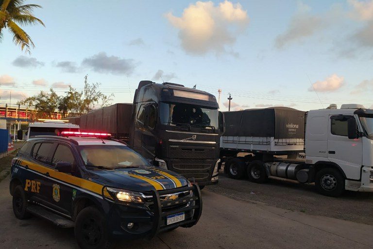 Vitória: PRF flagra mais de 77 ton de excesso de carga durante fiscalização