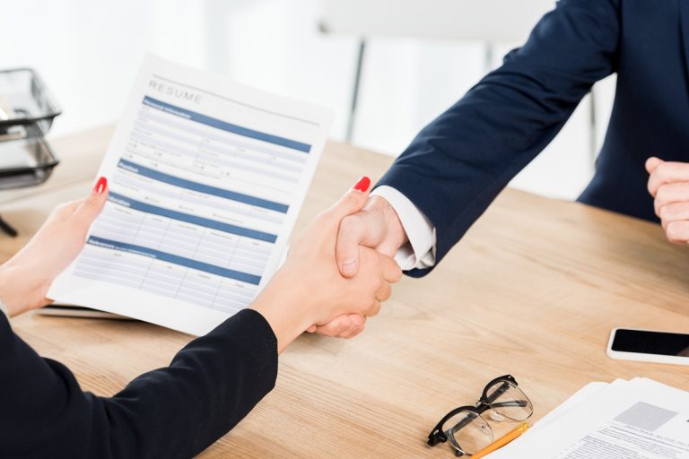Na busca pelo primeiro estágio, confira as dicas de como incrementar o currículo