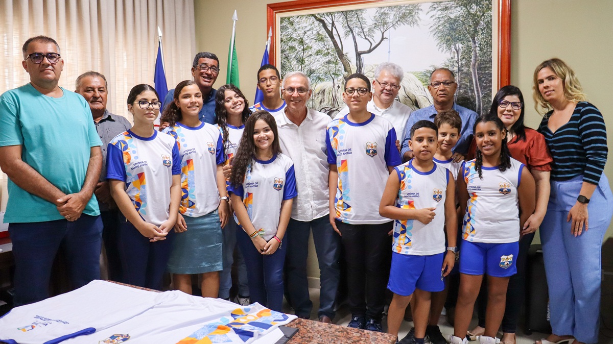Prefeitura entregou novo fardamento em Vitória de Santo Antão