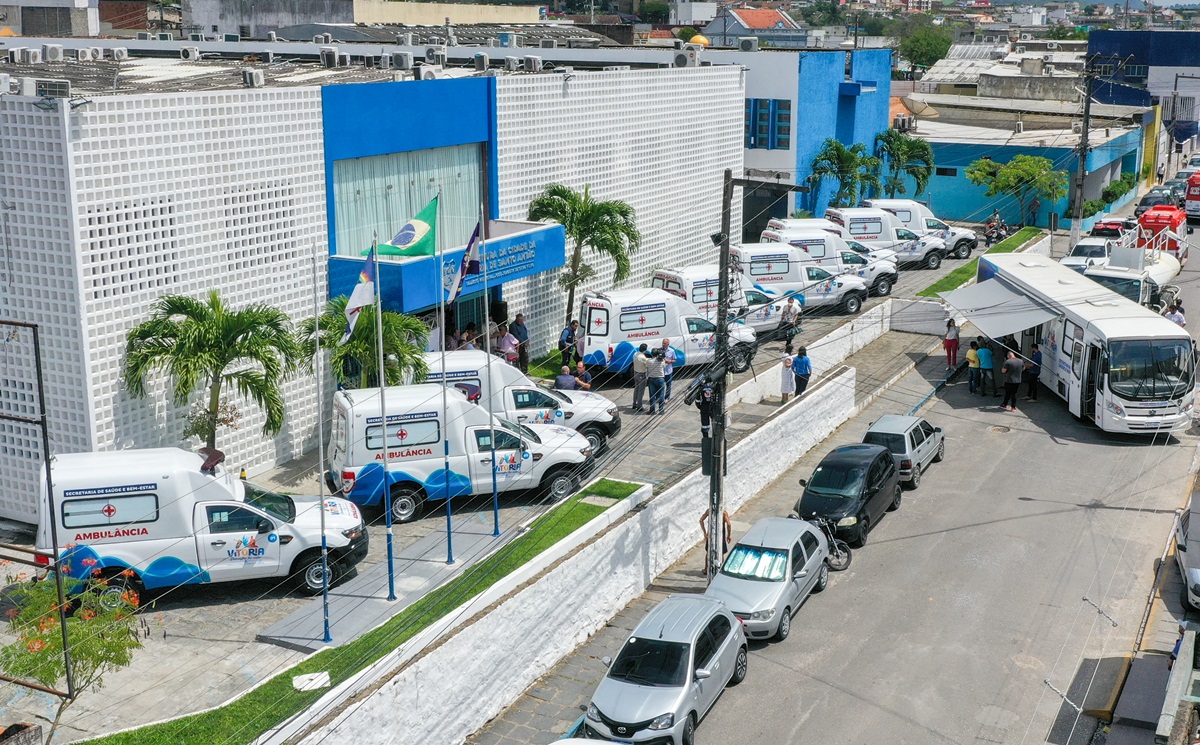 Governo Vitória de Santo Antão entrega unidade móvel, ambulâncias, fardamentos e tablets à Secretaria de Saúde
