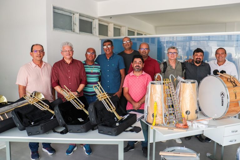 Prefeitura da Vitória entrega novos instrumentos às bandas marciais do Município