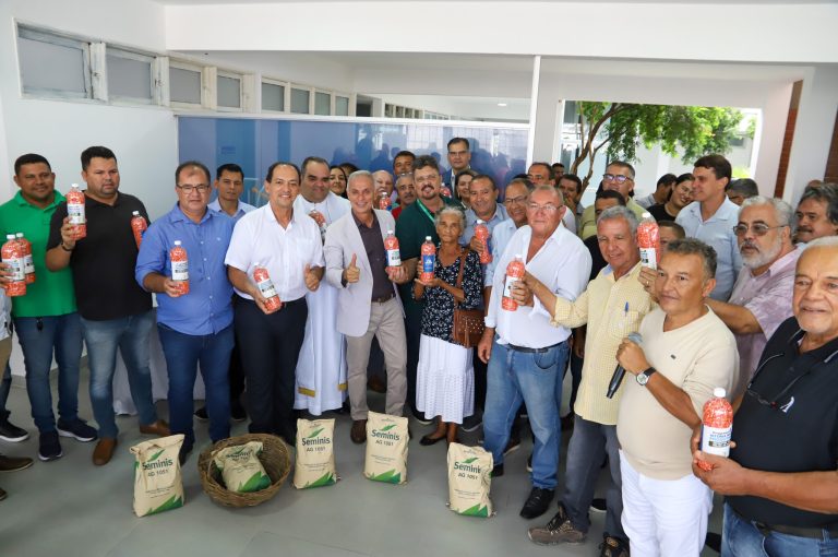 Em Vitória, duas toneladas de sementes de milho são distribuídas aos agricultores
