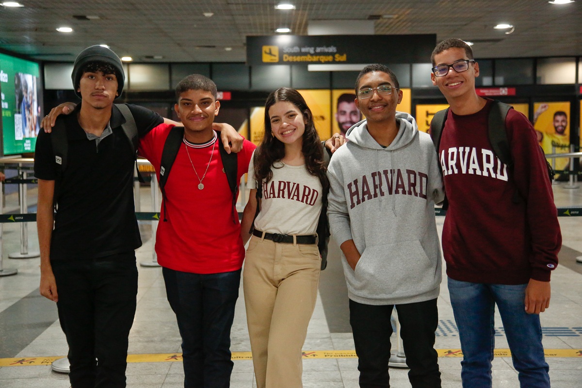 Estudantes da rede estadual desembarcam no Recife após participarem de conferência internacional nos Estados Unidos