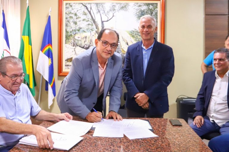 Em viagem internacional, prefeito de Vitória passa comando para o vice Edmo Neves