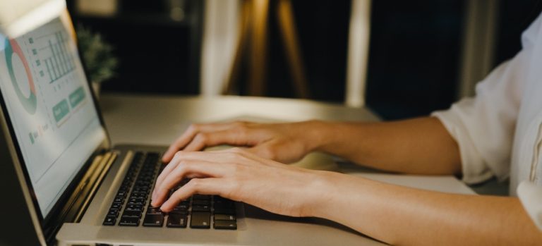 Banco Santander oferta 50 mil bolsas de estudo online