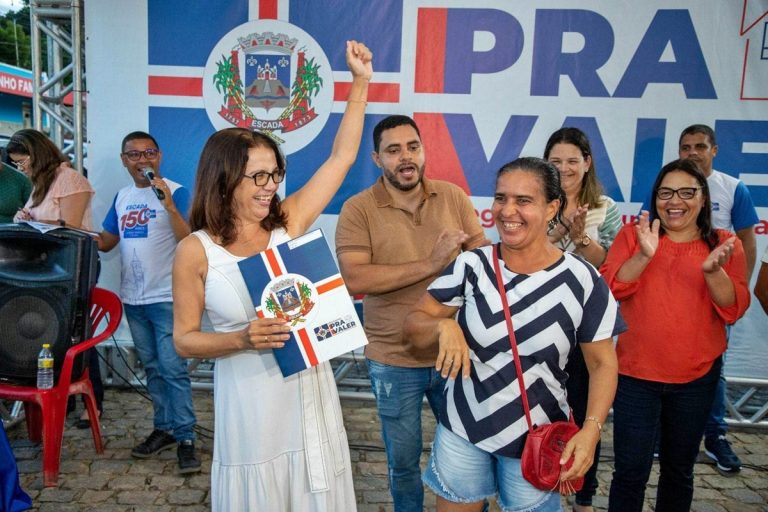 Moradores de Frexeiras, em Escada, são contemplados com 82 títulos da casa própria