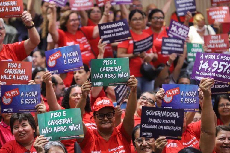 Professores ocupam Alepe para barrar PL do Governo