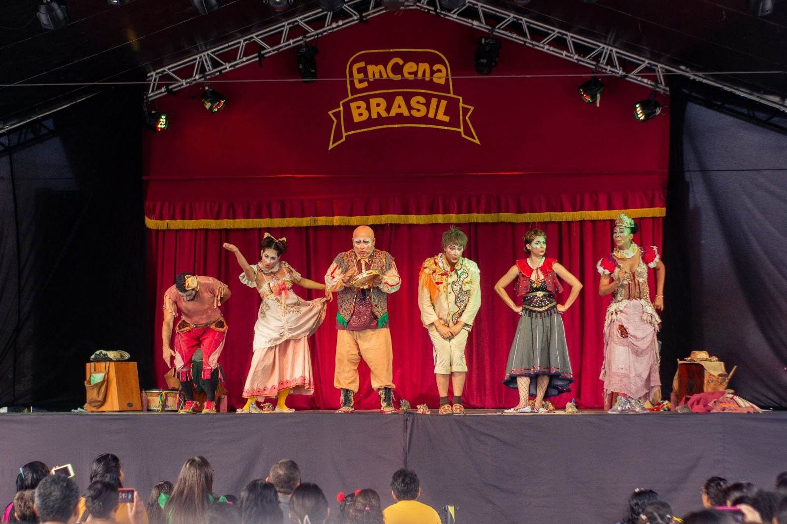 Escada recebe palco móvel Festival Abaré de teatro itinerante