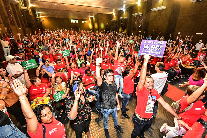 Após TJPE considerar greve ilegal e propor multa milionária, professores suspendem greve em PE