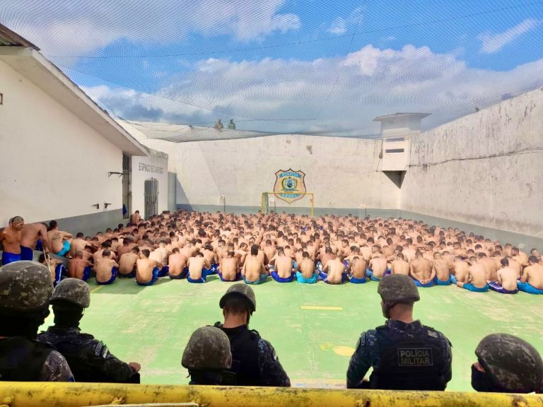 Em revista no Presídio de Vitória, policiais localizam drogas e celulares