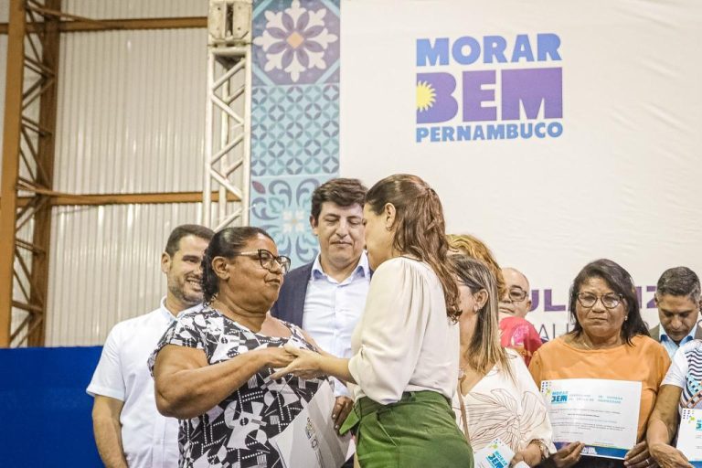 Famílias de Glória do Goitá recebem 162 títulos de propriedade