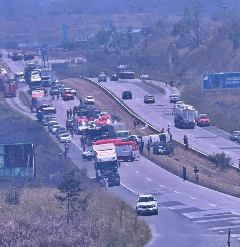 Fumaça na BR-232 causou engavetamento com 13 veículos