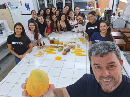 Estudantes de Nutrição da UFPE Vitória agora fazem experiências a partir da manga